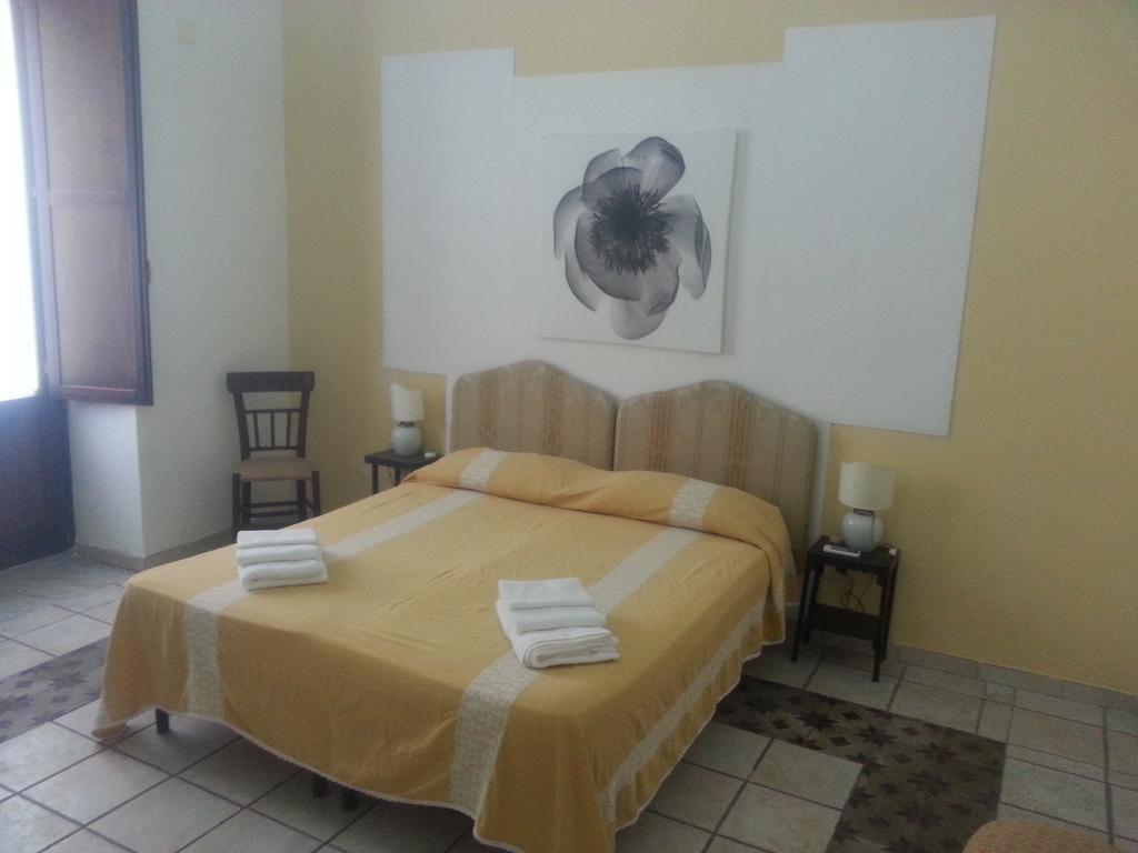 Bed and Breakfast La Casa Di Luigi Katania Pokój zdjęcie